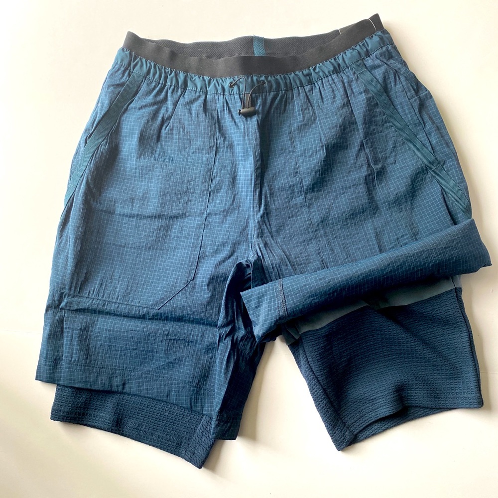 NIKE SPORTSWEAR TECH PACK WOVEN SHORTS. BRAND NEW